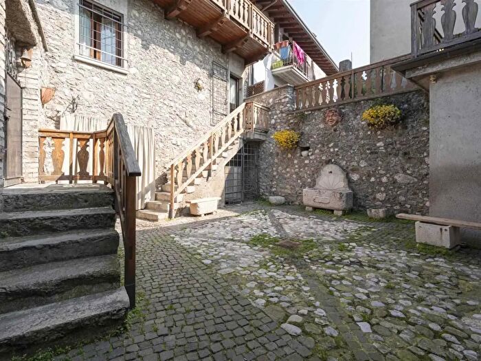 Casa con 5 locali in vendita in Salo