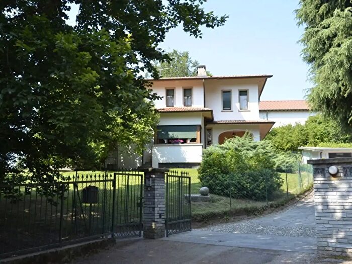 Casa con 8 locali in vendita in Via Lodorina, Erba