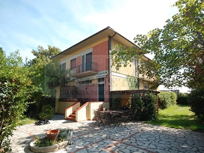 Appartamento con 5 locali in vendita in Via Monte Pania, Pietrasanta
