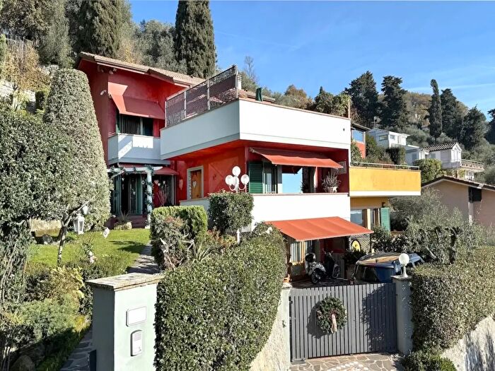 Casa con 7 locali in vendita in Massarosa