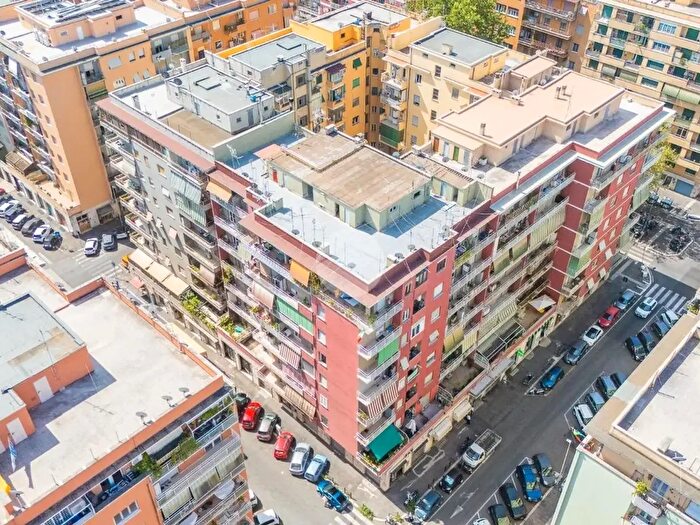 Appartamento trilocale in vendita in Via Valsassina, Roma