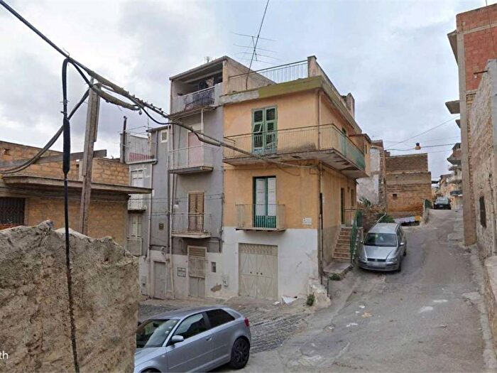 Appartamento quadrilocale in affitto in Via Palma Uliva, Favara