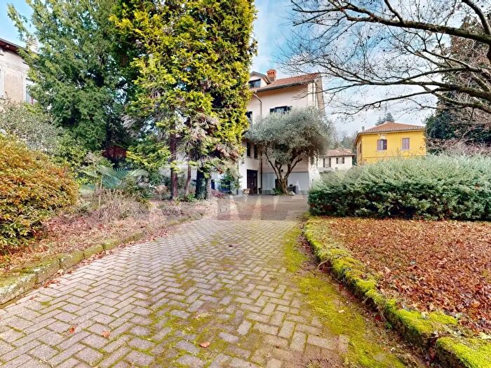 Casa con 11 locali in vendita in Via De Amicis, Venegono Superiore