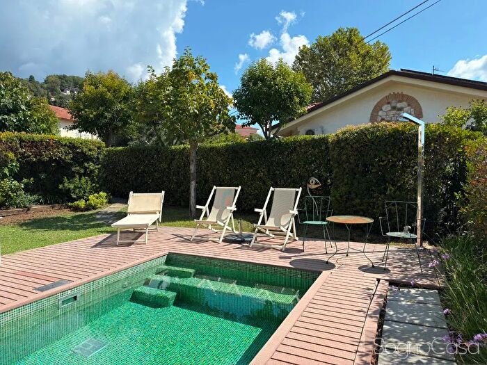 Casa con 8 locali in vendita in Via delle Sezioni, Massarosa