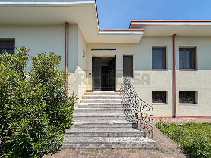 Casa con 12 locali in vendita in Via Carducci, Monticello Conte Otto