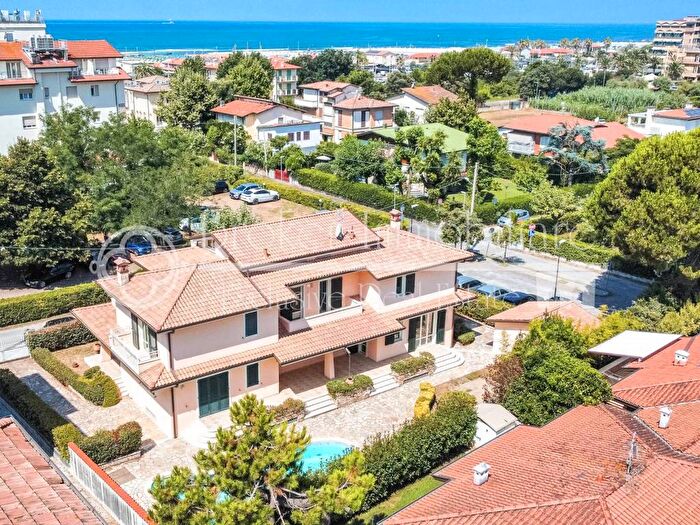 Casa con 6 locali in vendita in Via Adolfo Massei, Lido di Camaiore, Camaiore