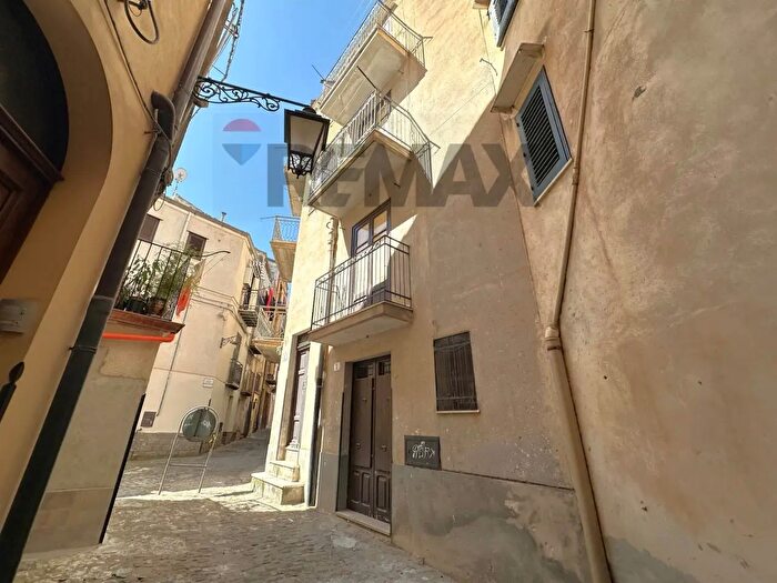 Casa quadrilocale in vendita in Via degli Aragonesi, Castelbuono
