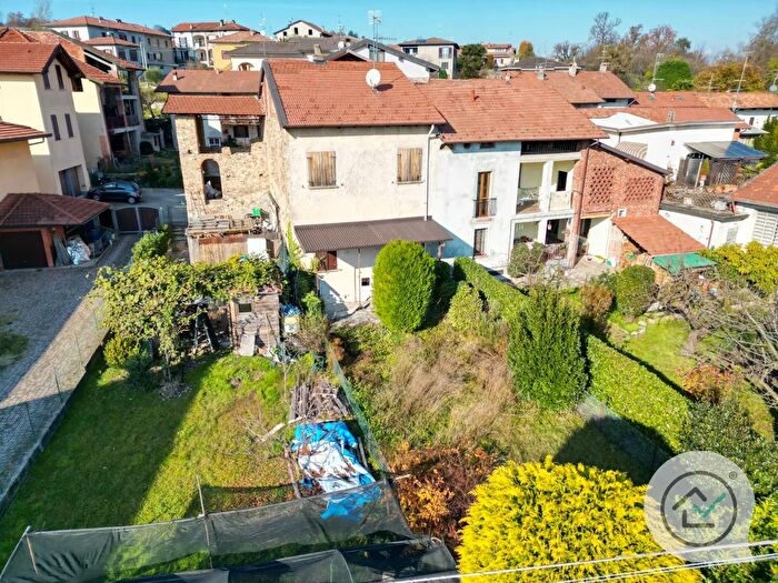 Casa quadrilocale in vendita in Via Linda Rovera, Castronno