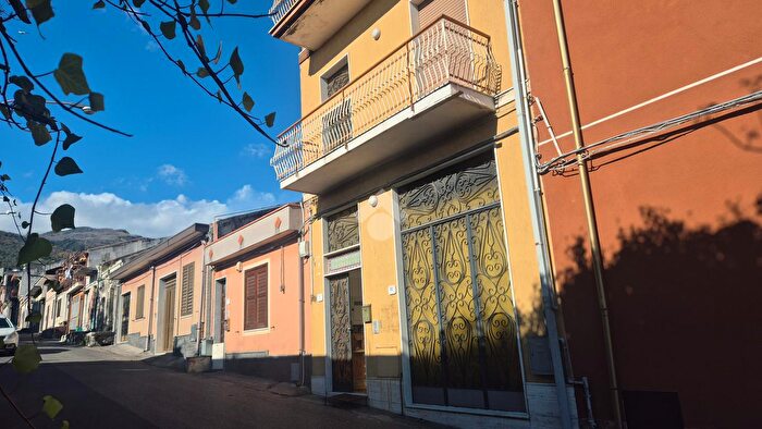 Casa con 6 locali in vendita in Via Guglielmo Marconi, Zafferana Etnea