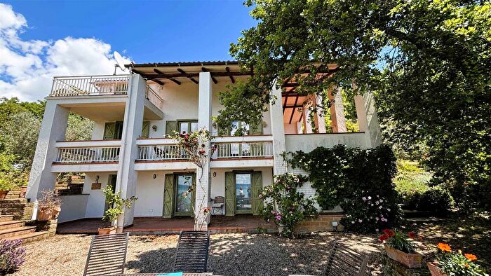 Casa con 8 locali in vendita in Monte Segnale Bolsena, Bolsena