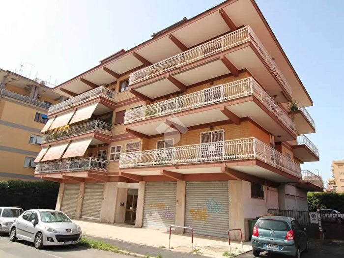 Appartamento quadrilocale in vendita in Via Santorre di Santa Rosa, Pomezia