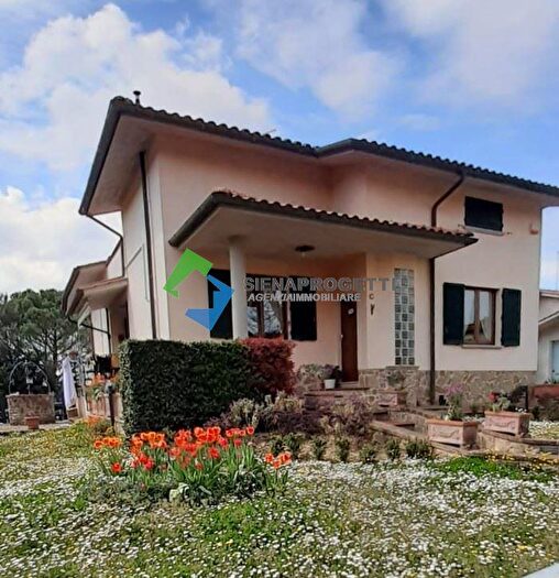 Casa con 9 locali in vendita in Asciano