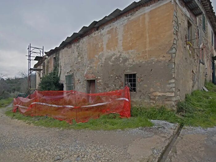 Casa con 20 locali in vendita in Cavriglia