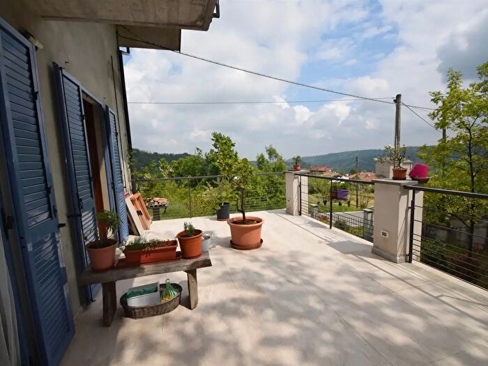 Casa con 5 locali in vendita in Gropparello