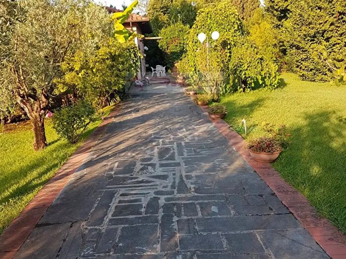 Casa con 7 locali in vendita in Seravezza
