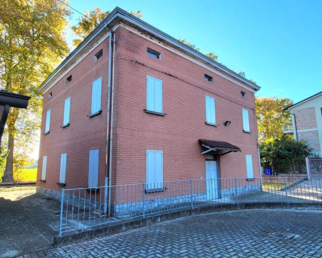 Casa con 9 locali in vendita in Strada Cornazzano, Sissa Trecasali