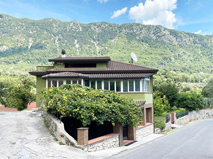 Casa con 5 locali in vendita in Belmonte Castello