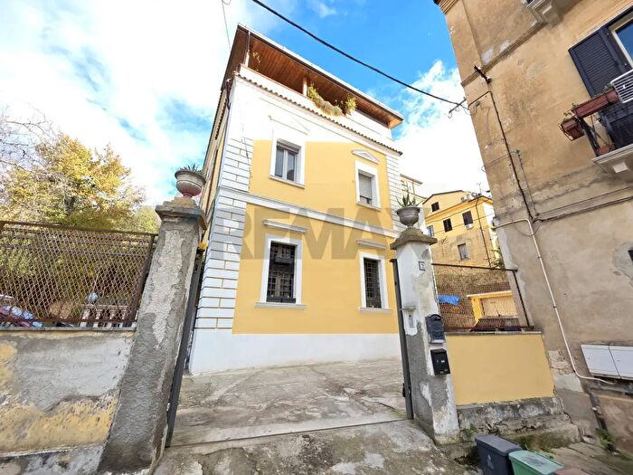 Appartamento con 6 locali in vendita in Via Alfonso Salfi, Cosenza