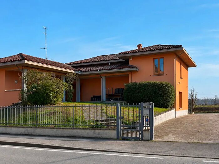 Casa con 6 locali in vendita in Strada Martinella, Parma