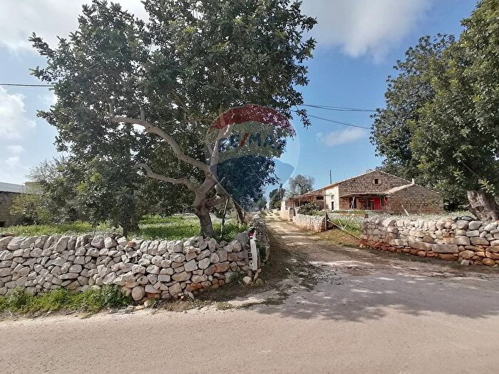 Casa con 7 locali in vendita in Cda Guadagna Snc, Scicli