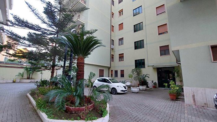 Appartamento con 5 locali in vendita in Via Medaglie dOro, Salerno