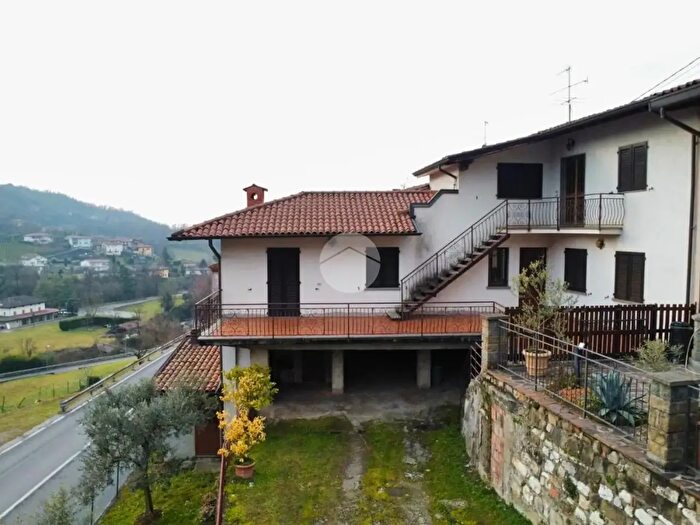 Appartamento trilocale in vendita in Via Gazzenda, Adrara San Martino