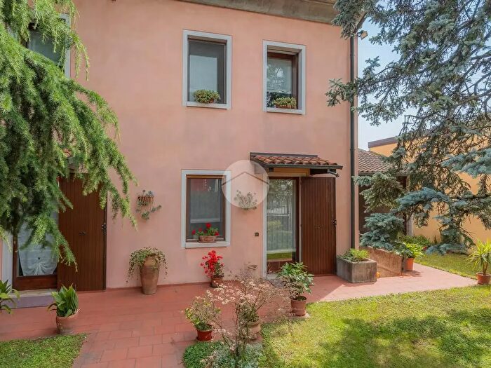 Casa con 10 locali in vendita in Via Mezzacampagna, Verona