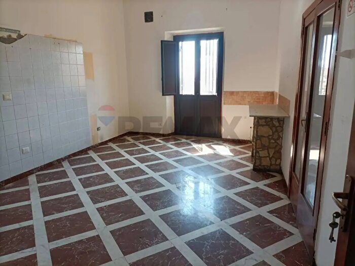 Appartamento con 10 locali in vendita in Via San Bonaventura, Caltagirone