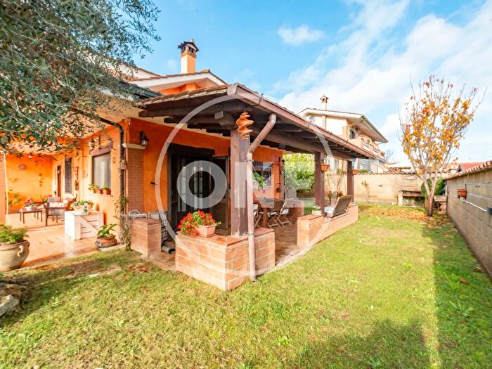 Casa con 5 locali in vendita in Via Pisano, Pomezia