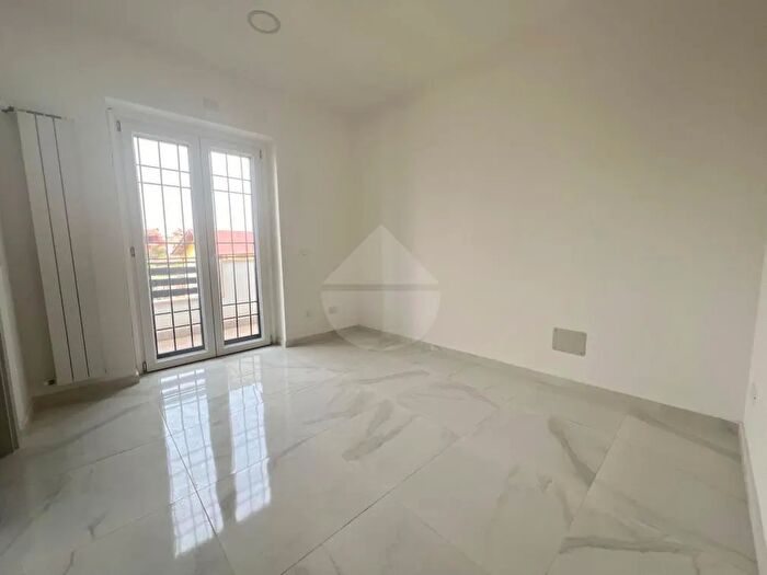 Casa con 5 locali in vendita in Pomezia