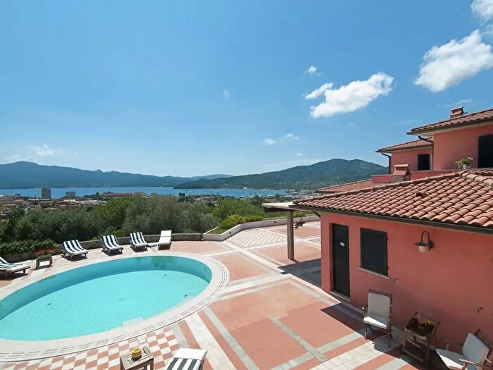 Casa quadrilocale in vendita in Via Consumella, Portoferraio