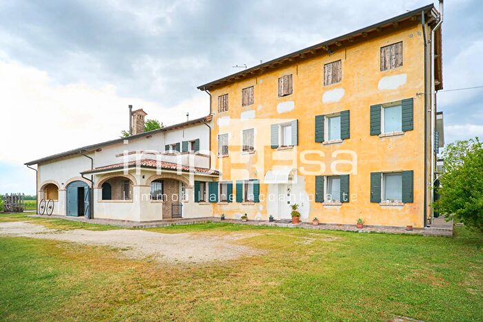 Casa con 17 locali in vendita in Via Nuova, Roncade