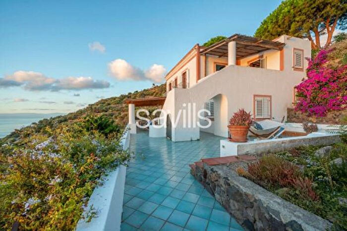Casa con 5 locali in vendita in Lipari