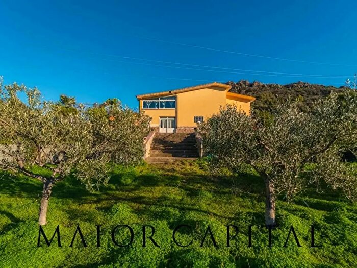 Casa con 8 locali in vendita in Posada