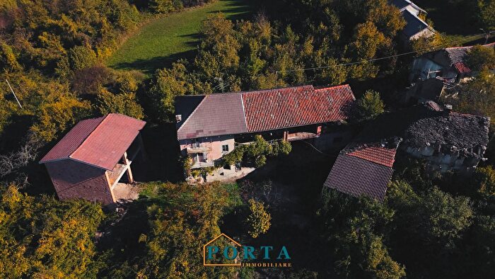 Casa con 13 locali in vendita in Frazione Rea Snc, Murazzano