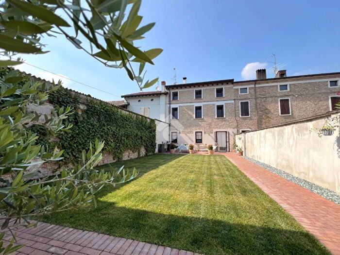 Casa con 5 locali in vendita in Via Bruno Buozzi, Acquanegra Sul Chiese