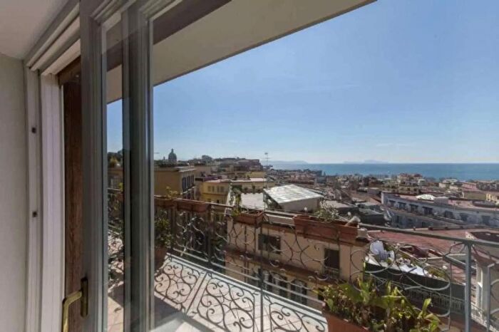 Appartamento con 5 locali in vendita in Napoli