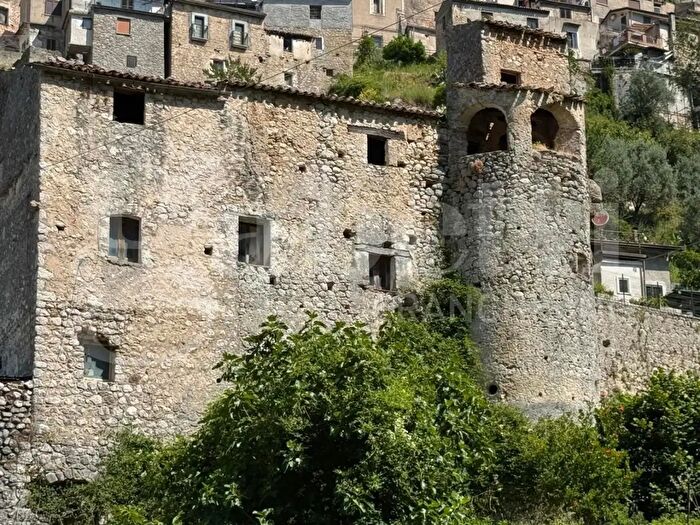 Casa con 10 locali in vendita in Via Porta di Lete Snc, Prata Sannita