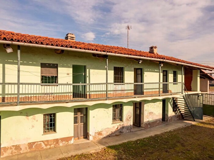Casa con 16 locali in vendita in Strada Camborgetti Ballada, Bricherasio