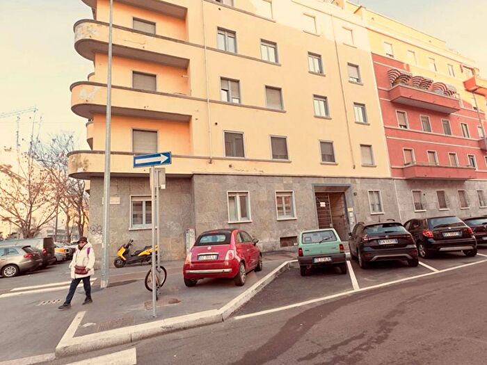 Appartamento trilocale in affitto in Via Vespri Siciliani, Piazza Napoli, Milano