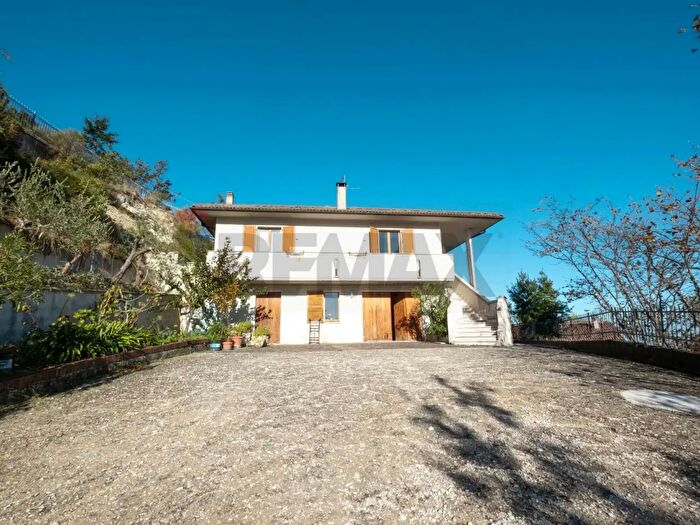 Casa con 8 locali in vendita in Via Monaci Silvestrini, Arcevia