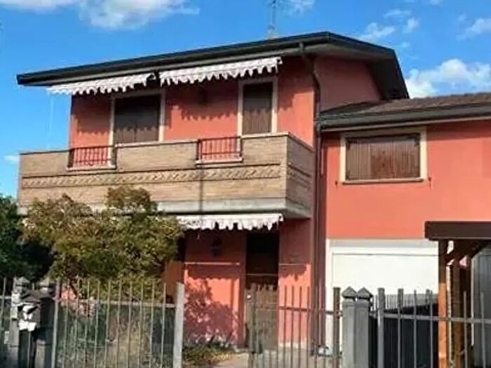 Casa con 8 locali in vendita in Via XI Settembre, Massalengo