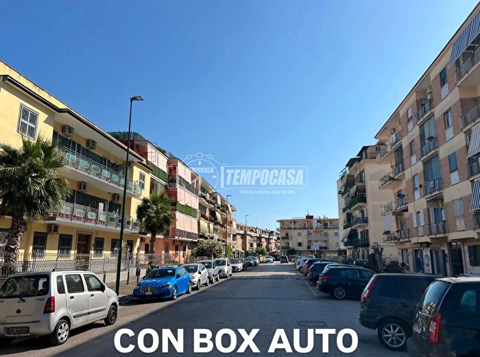 Appartamento trilocale in vendita in Via Vincenzo Marrone, Napoli