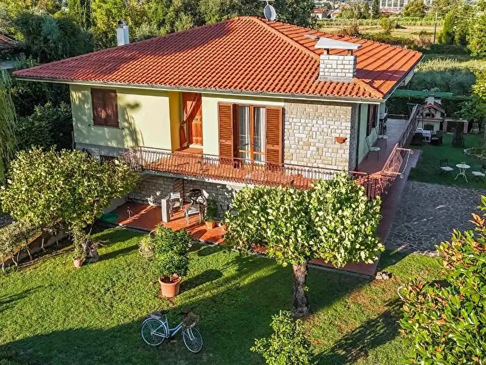Casa con 6 locali in vendita in Pescia