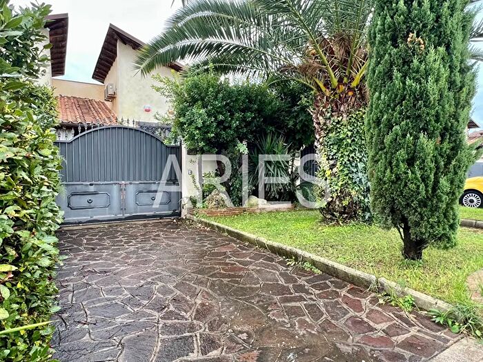 Casa quadrilocale in vendita in Via Dobbiaco, Roma