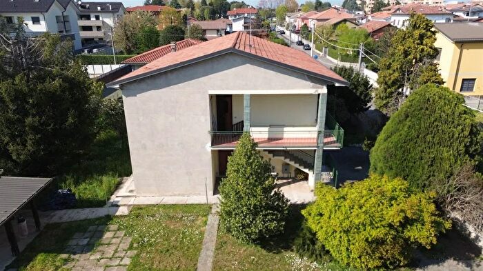 Casa con 8 locali in vendita in Via Giovanni Pascoli Solaro, Solaro