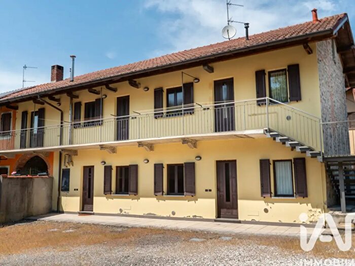 Casa con 16 locali in vendita in Via Sant'Ambrogio, Angera