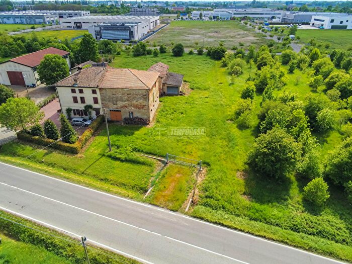 Casa con 10 locali in vendita in Via Guastalla, Carpi