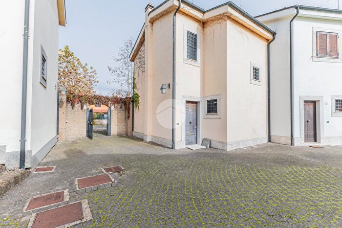 Casa quadrilocale in vendita in Viale W a Mozart, Nepi