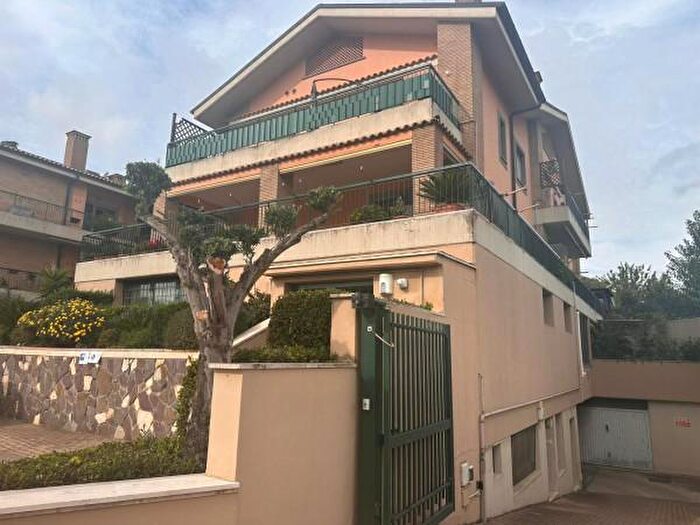 Appartamento trilocale in vendita in Via Anagnina, Roma